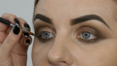 Profesyonel gece makyajı dumanlı göz. Göz makyajı, yüz yakın çekim, kozmetik konsept..