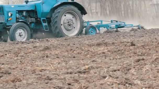Mavi Traktör Ilkbaharda Tarlaları Dikmeden Önce Toprağı Sürer — Stok video
