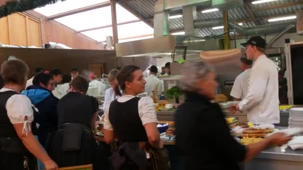 德国慕尼黑 2022年9月17日 啤酒节第一天 服务员在厨房里等着吃传统的奥托伯斯特菜 用泡菜和油炸土豆做的猪肉指关节 — 图库视频影像