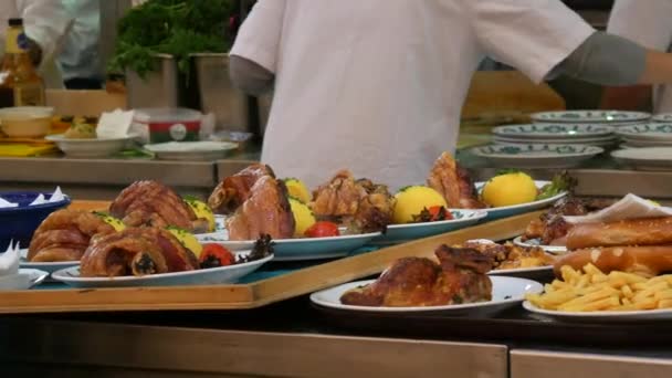 Kuchnia Jednego Namiotów Oktoberfest Wiele Talerzy Tradycyjnym Daniem Festiwalu Parujących — Wideo stockowe
