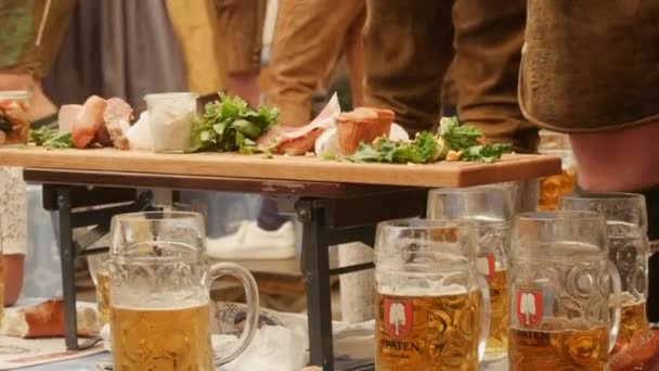 德国慕尼黑 2022年9月17日 Oktoberfest帐篷之一 人们站在一张桌子上跳舞 穿着传统的俄克托伯斯特服装 头戴套头毛衣 四周都是啤酒和食物 — 图库视频影像