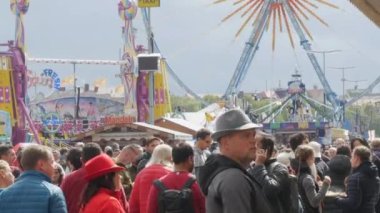 Münih, Almanya - 17 Eylül 2022: Ekim Festivali bira festivalinin ilk günü. Theresienwiese 'deki halk ulusal Bavyera kıyafetleri içinde Dirndl ve Lederhosen.