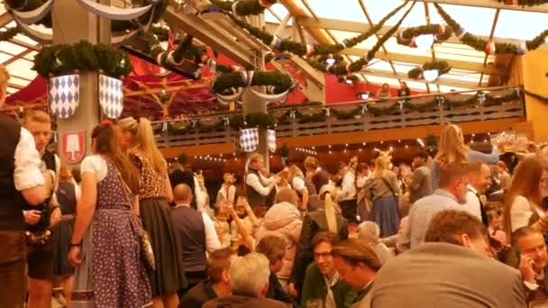 ミュンヘン ドイツ 2022年9月17日 世界的に有名なビアフェスティバル オクトーバーフェスト の初日 人々はテントに座り ビールを飲み 食事をし 祝います — ストック動画