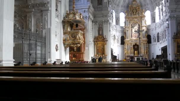 Μόναχο Γερμανία Σεπτεμβρίου 2022 Όμορφα Διακοσμημένη Λευκή Εκκλησία Χρυσό Στόκο — Αρχείο Βίντεο