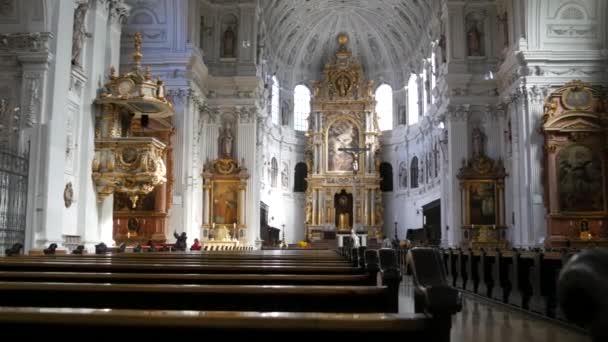 Μόναχο Γερμανία Σεπτεμβρίου 2022 Όμορφα Διακοσμημένη Λευκή Εκκλησία Χρυσό Στόκο — Αρχείο Βίντεο