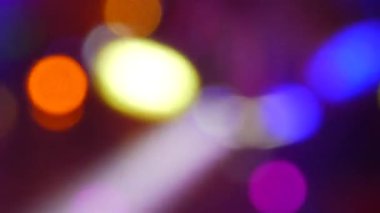 Görüntü disko balosu bir partide ya da bir kutlamada. Kulüpteki doğum günü partisinde ışıklandırma tasarımı. Retro disko topunun soyut arkaplanı.