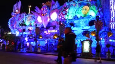 Münih, Almanya - 17 Eylül 2022: Gece atlıkarıncasında ışıklar ve ampuller, Ekim Festivali 'nin açılış gününde ziyaretçilere biniyor.