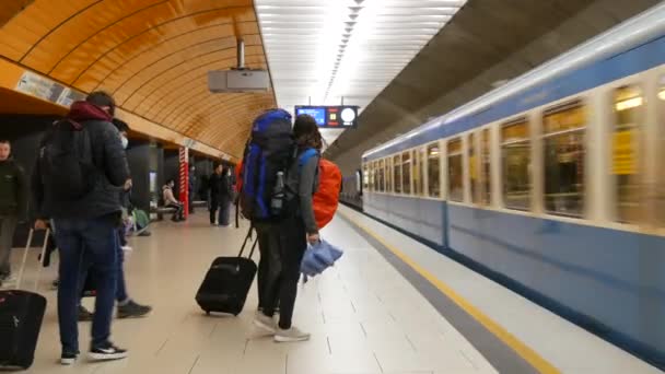 德国慕尼黑 2022年9月17日 一群头戴口罩 身披口罩的人下车 在地铁站坐下 — 图库视频影像