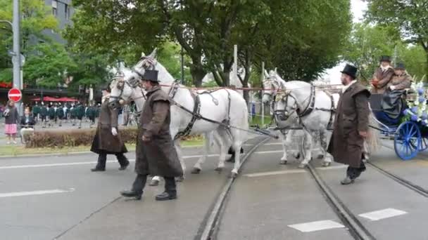 ミュンヘン ドイツ 9月18 2022 衣装を着たパレード 国民バイエルンの衣装の人々は オクトーバーフェストの初日に伝統的なルートに沿って行進します 馬や馬車の美しい馬車 — ストック動画