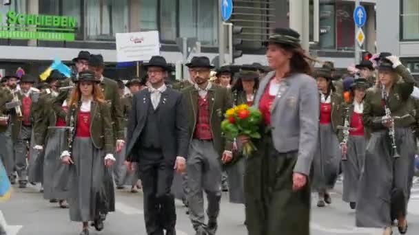 ドイツ ミュンヘン 2022年9月18日 仮装パレード バイエルン民族衣装を身にまとった人々が オクトーバーフェストの初日に伝統的なルートを行進する — ストック動画