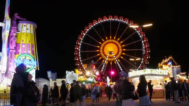 München September 2022 Nachtansicht Von Bunt Leuchtenden Fahrgeschäften Karussells Riesenrad — Stockvideo