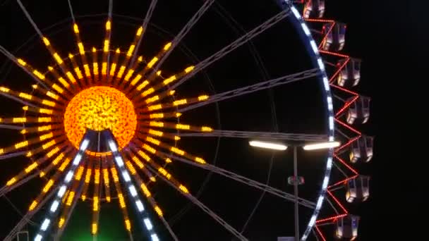 世界的に有名なビアフェスティバルでカラフルな輝く観覧車の夜景 Oktoberfest — ストック動画