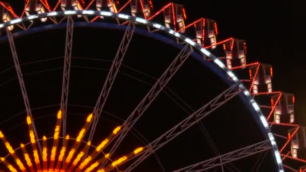 世界著名啤酒节Oktoberfest上五彩斑斓的摩天轮的夜景 — 图库视频影像
