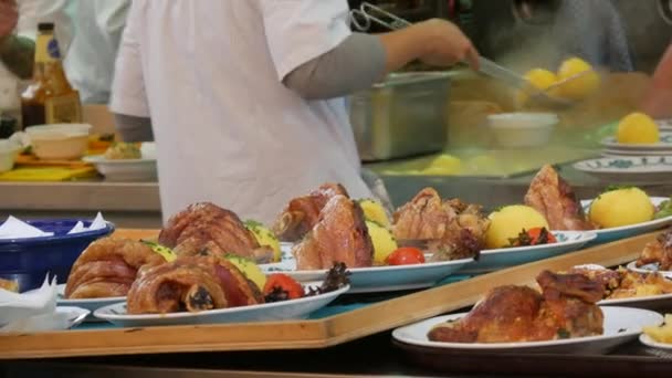 一个Oktoberfest帐篷的厨房许多盘子里都有节日的传统菜肴 在厨师的背景下蒸腾着 泡菜和油炸土豆一起吃 慕尼黑 — 图库视频影像