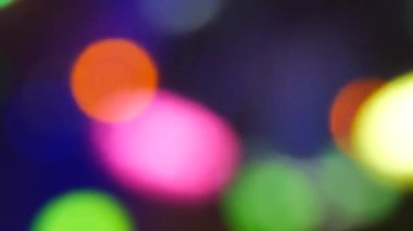 Görüntü disko balosu bir partide ya da bir kutlamada. Kulüpteki doğum günü partisinde ışıklandırma tasarımı. Retro disko topunun soyut arkaplanı.