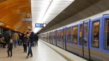 Münih, Almanya - 17 Eylül 2022: tıbbi maskeli ve maskesiz bir kalabalık, dışarı çıkın ve metro istasyonunda oturun..
