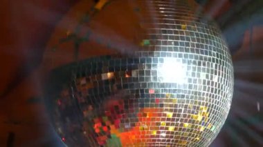 Bir partide ya da bir kutlamada gümüş ayna disko balosu. Kulüpteki doğum günü partisinde ışıklandırma tasarımı. Retro disko topunun soyut arkaplanı.