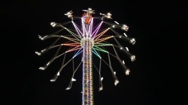 Münih, Almanya - 17 Eylül 2022: Gece atlıkarıncasında ışıklar ve ampuller, Ekim Festivali 'nin açılış gününde ziyaretçilere biniyor.