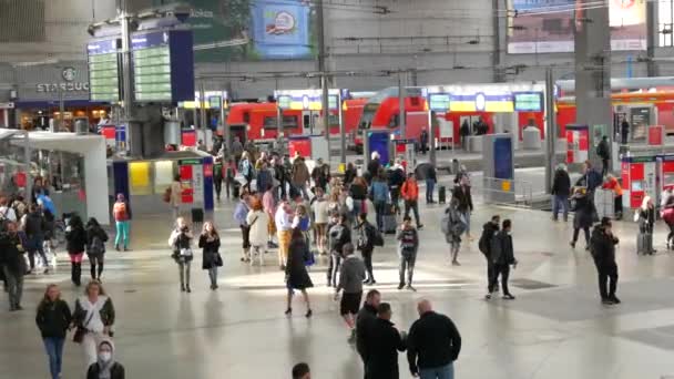 München Tyskland September 2022 Centralstationen Passagerare Med Väskor Och Resväskor — Stockvideo