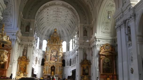 Múnich Alemania Septiembre 2022 Iglesia Blanca Bellamente Decorada Con Oro — Vídeo de stock