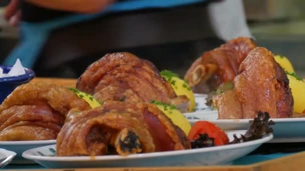 一个Oktoberfest帐篷的厨房许多盘子里都有节日的传统菜肴 在厨师的背景下蒸腾着 泡菜和油炸土豆一起吃 慕尼黑 — 图库视频影像