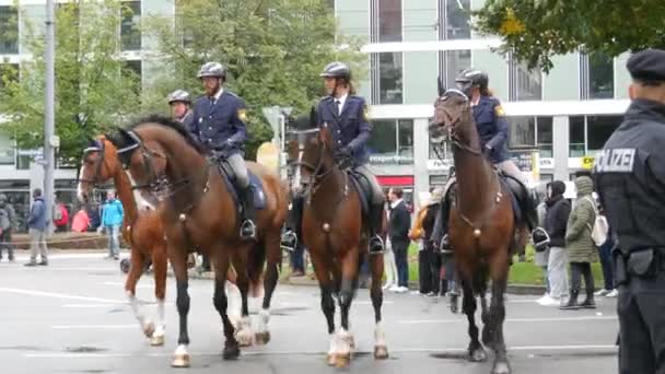 München Tyskland September 2022 Monterad Polis Vackra Hingstar Går Längs — Stockvideo