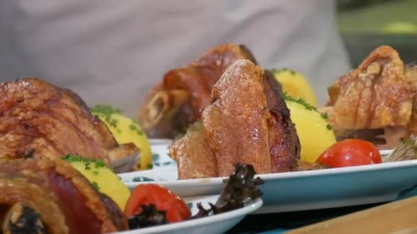 オクトーバーフェストのテントの一つのキッチン 料理の背景に蒸し 祭りの伝統的な料理と多くのプレート ザウアークラウトと揚げジャガイモとポークナックル ミュンヘン — ストック動画