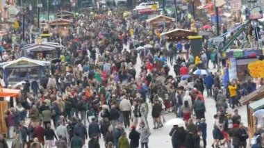 Münih, Almanya - 17 Eylül 2022: Ekim Festivali bira festivalinin ilk günü. Theresienwiese 'deki halk ulusal Bavyera kıyafetleri içinde Dirndl ve Lederhosen.