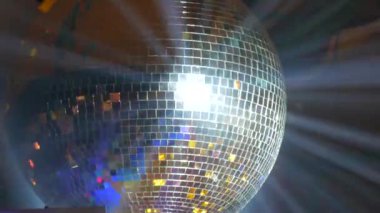 Bir partide ya da bir kutlamada gümüş ayna disko balosu. Kulüpteki doğum günü partisinde ışıklandırma tasarımı. Retro disko topunun soyut arkaplanı.