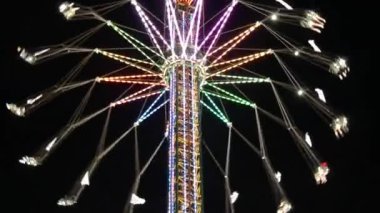 Münih, Almanya - 17 Eylül 2022: Gece atlıkarıncasında ışıklar ve ampuller, Ekim Festivali 'nin açılış gününde ziyaretçilere biniyor.