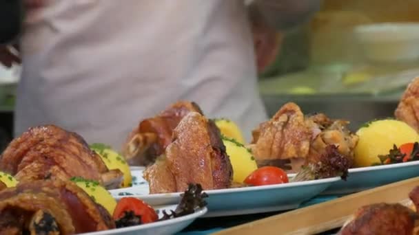 Cuisine Une Des Tentes Oktoberfest Nombreuses Assiettes Avec Plat Traditionnel — Video
