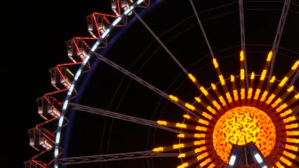世界的に有名なビアフェスティバルでカラフルな輝く観覧車の夜景 Oktoberfest — ストック動画