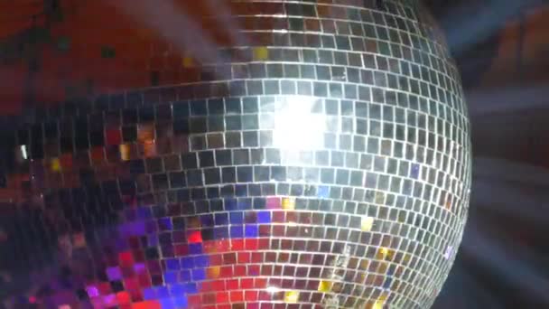 Zilveren Spiegel Discobal Een Feest Feest Lichtontwerp Het Podium Van — Stockvideo
