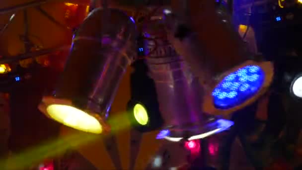 Разноцветный Потолок Светильниками Танцевальной Сцене Яркое Освещение Сцены Разноцветные Оттенки — стоковое видео