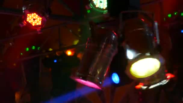 Разноцветный Потолок Светильниками Танцевальной Сцене Яркое Освещение Сцены Разноцветные Оттенки — стоковое видео