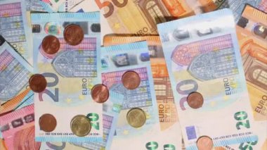 Hareket animasyonunu durdurun. Avrupa nakit makro görüntüsü. Finansal kriz. Doku. Finans İşletmeleri Yatırım Başarı Konsepti. Euro parası 50, 10, 20 Avro banknot ve sikkeler üst görünüm.