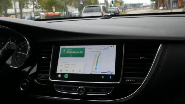 Kehl ドイツ 9月11 2022 タッチスクリーンモニターディスプレイ 異なるナビゲーションと有益なアプリと車のダッシュボードとオペル モッカ車のインテリアのビュー Googleマップ ドイツ語の碑文 — ストック動画