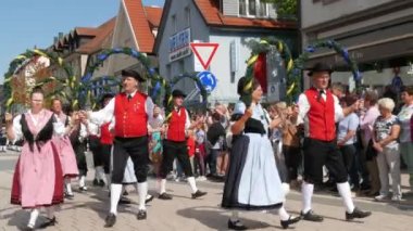 Buhl, Almanya - 11 Eylül 2022: Şehir sokaklarındaki erik hasadının onuruna düzenlenen şenlik geçidi. Eskiler gibi giyinmiş insanlar geçit töreninde buğulanıyor, sokaktaki seyirciler izliyor..