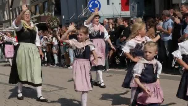 ブール ドイツ 9月11 2022 街の梅の収穫を記念して祭りのパレード 古代の人々のパレードで蒸しされている服を着て 通りの観客を見ている — ストック動画