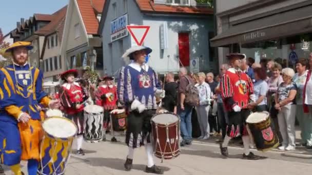 ブール ドイツ 9月11 2022 街の梅の収穫を記念して祭りのパレード 古代の服を着た太鼓のオーケストラが通りを歩いていて 観客は見ている — ストック動画