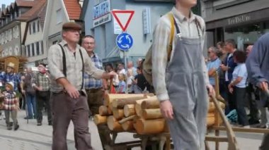 Buhl, Almanya - 11 Eylül 2022: Erik Hasadı Festivali. Şenlik geçidi, neşeli giyimli çocuklar ve yetişkinler caddede yürüyor, izleyiciler izliyor.