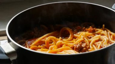 Domates soslu, baharatlı ve kıymalı soslu makarna bolonez. Ev yapımı sıcak, buharlı spagetti. İtalyan yemeği.
