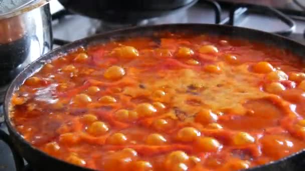 Φυσαλίδες Στο Τηγάνι Ενώ Μαγείρεμα Σάλτσα Για Μακαρονάδα Μπολονέζ Ζυμαρικά — Αρχείο Βίντεο