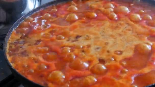 Bubblor Pannan Medan Matlagning Sås För Spaghetti Bolognese Pasta Bolognese — Stockvideo