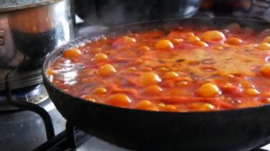 Bolonez spagetti sosu pişirirken tavada kabarcıklar var. Domates soslu, baharatlı ve kıymalı soslu makarna bolonez. Ev yapımı sıcak, buharlı spagetti. İtalyan yemeği.