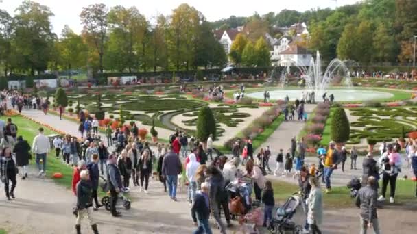 Ludwigsburg Duitsland Oktober 2022 Mensen Lopen Door Het Prachtig Aangelegde — Stockvideo