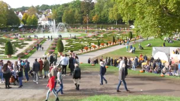 Ludwigsburg Oktober 2022 Menschen Spazieren Durch Den Wunderschön Angelegten Schlosspark — Stockvideo