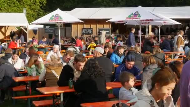 2022年10月3日 ドイツのルドヴィグスブルグ市 秋の日には屋外のテーブルで公園で食べたり飲んだりしています — ストック動画
