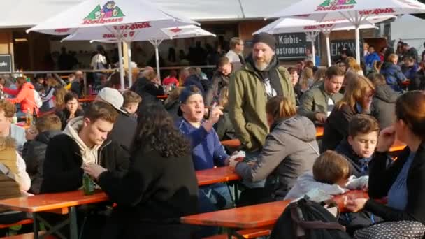 Ludwigsburg Oktober 2022 Deutscher Biergarten Menschen Draußen Tisch Essen Und — Stockvideo