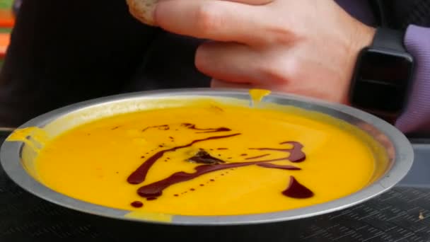 Κολοκυθόσουπα Σπόρους Κολοκύθας Και Σάλτσα Σόγιας Ένας Άνθρωπος Τρώει Σούπα — Αρχείο Βίντεο